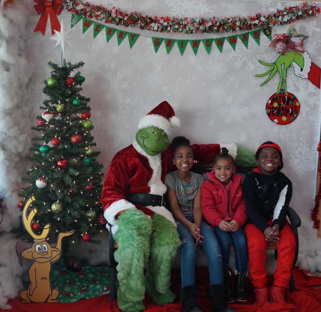 Your heart will grow three sizes when you see these hilarious Dayton family photos with the GRINCH