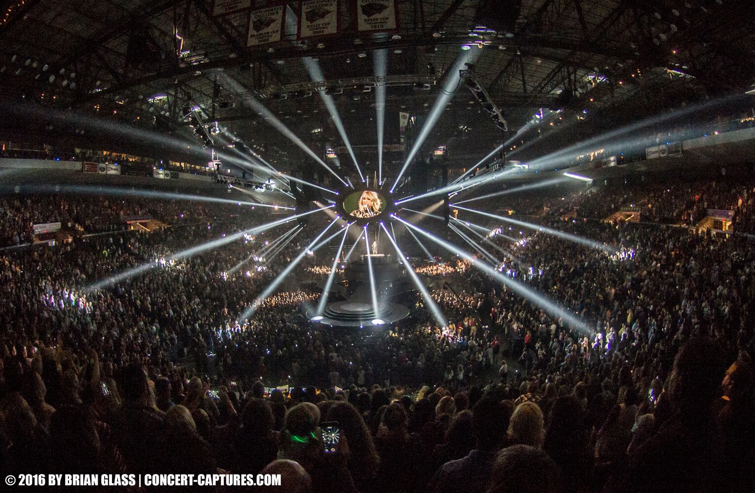 Carrie Underwood lights up Cincinnati