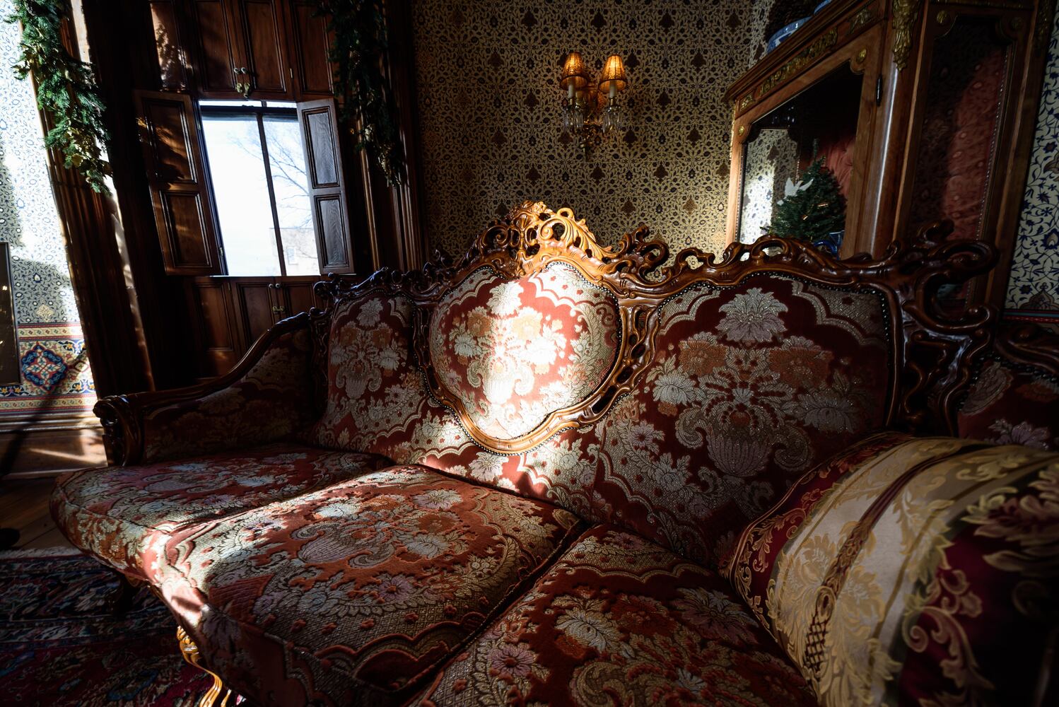 PHOTOS: A Dickens of a Christmas St. Anne’s Hill Holiday Home Tour 2024