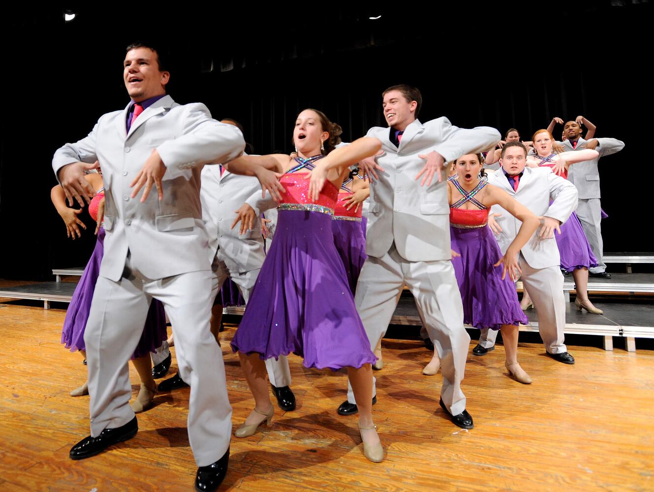 Cubs' Kyle Schwarber hits the stage with Middletown HS Show Choir
