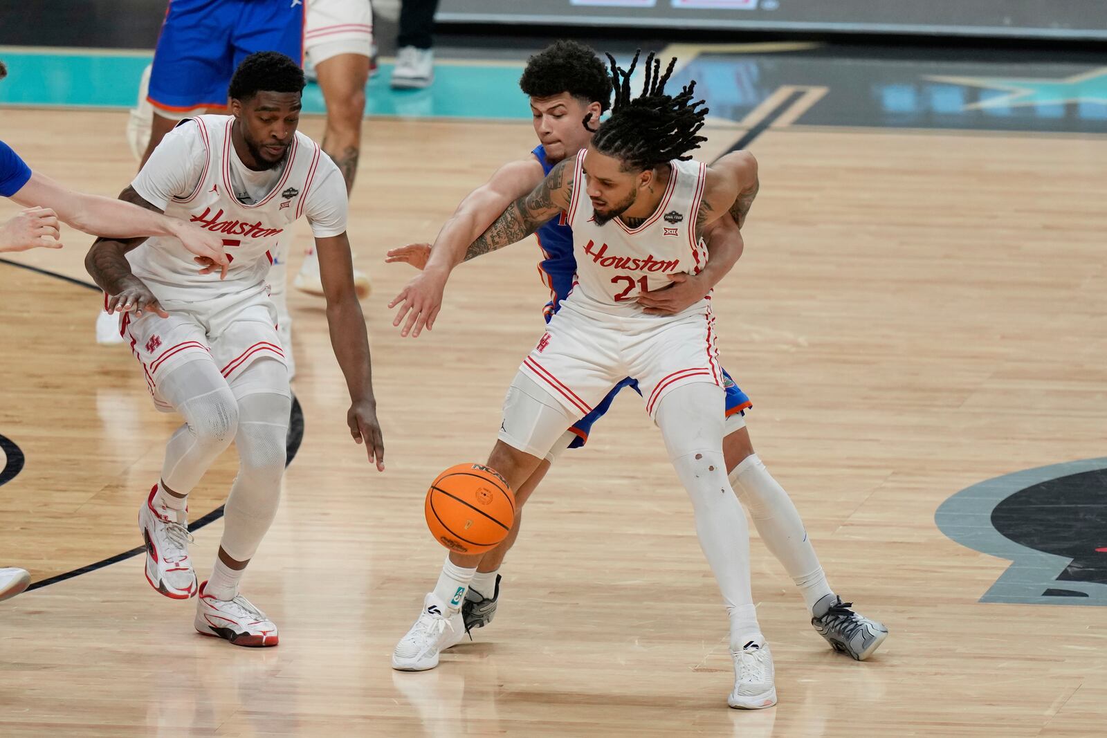 Florida's Walter Clayton Jr., rear, knocks the ball away from Houston's Emanuel Sharp (21) during the second half in the national championship at the Final Four of the NCAA college basketball tournament, Monday, April 7, 2025, in San Antonio. (AP Photo/Stephanie Scarbrough)