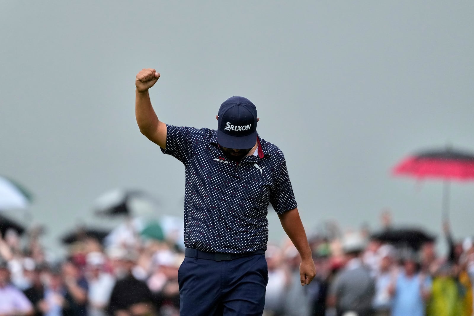 J.J. Spaun celebrates sinking a birdie putt to win the U.S. Open golf tournament at Oakmont Country Club Sunday, June 15, 2025, in Oakmont, Pa. (AP Photo/Carolyn Kaster)