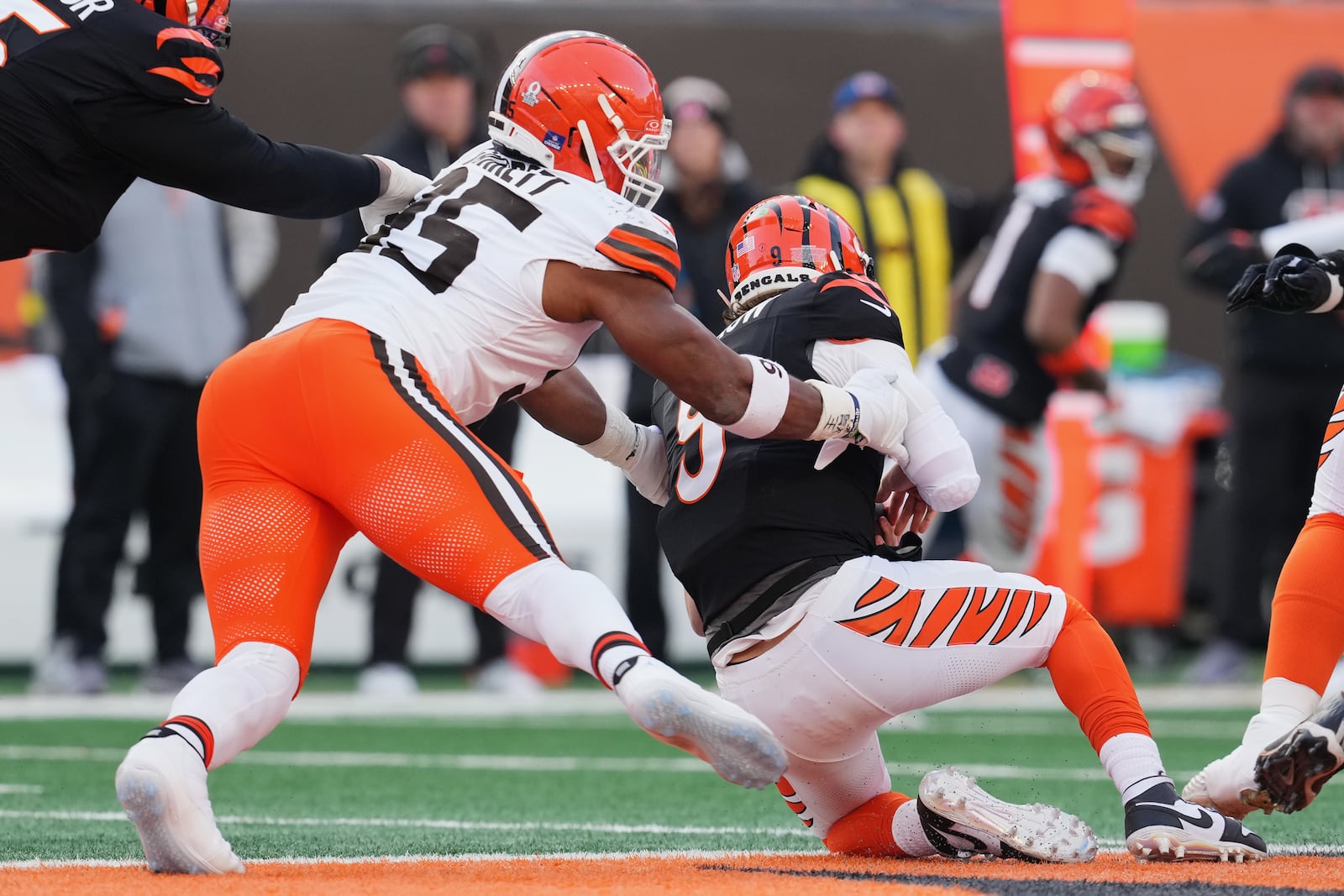Cleveland Browns defensive end Myles Garrett, left, sacks Cincinnati Bengals quarterback Joe Burrow to set an NFL record for sacks in the regular season during the second half of an NFL football game, Sunday, Jan. 4, 2026, in Cincinnati. (AP Photo/Jeff Dean)