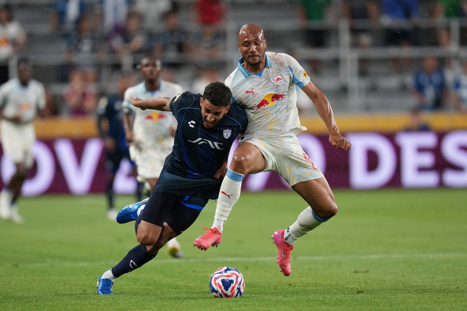 Red Bull Salzburg's Karim Onisiwo, right and Pachuca's Federico Pereira fight for the ball during the Club World Cup group H soccer match between CF Pachuca and FC Salzburg in Cincinnati, Wednesday, June 18, 2025. (AP Photo/Joshua A. Bickel)