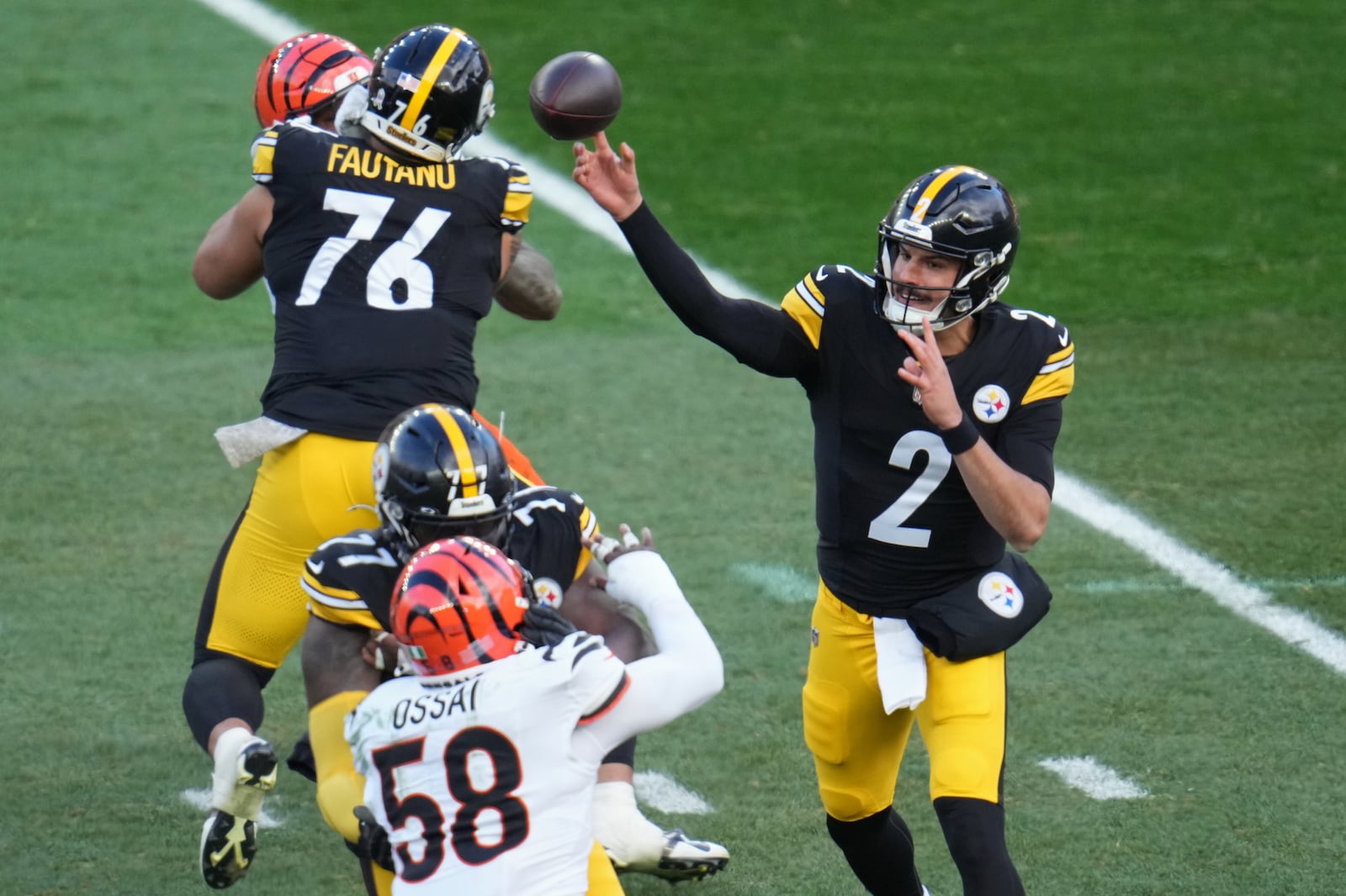 Pittsburgh Steelers quarterback Mason Rudolph (2) throws against the Cincinnati Bengals during the first second of an NFL football game Sunday, Nov. 16, 2025, in Pittsburgh. (AP Photo/Gene J. Puskar)