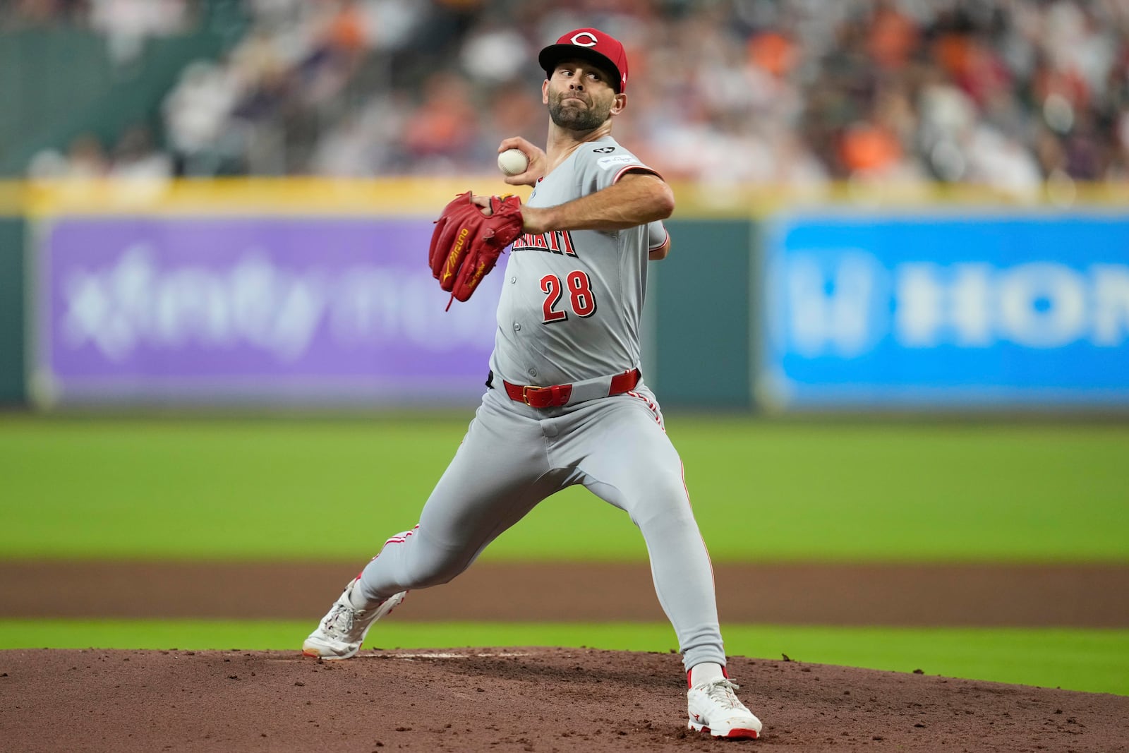 Cincinnati Reds starting pitcher Nick Martinez (28) throws during the second inning of a baseball game against the Houston Astros in Houston, Friday, May 9, 2025. (AP Photo/Ashley Landis)