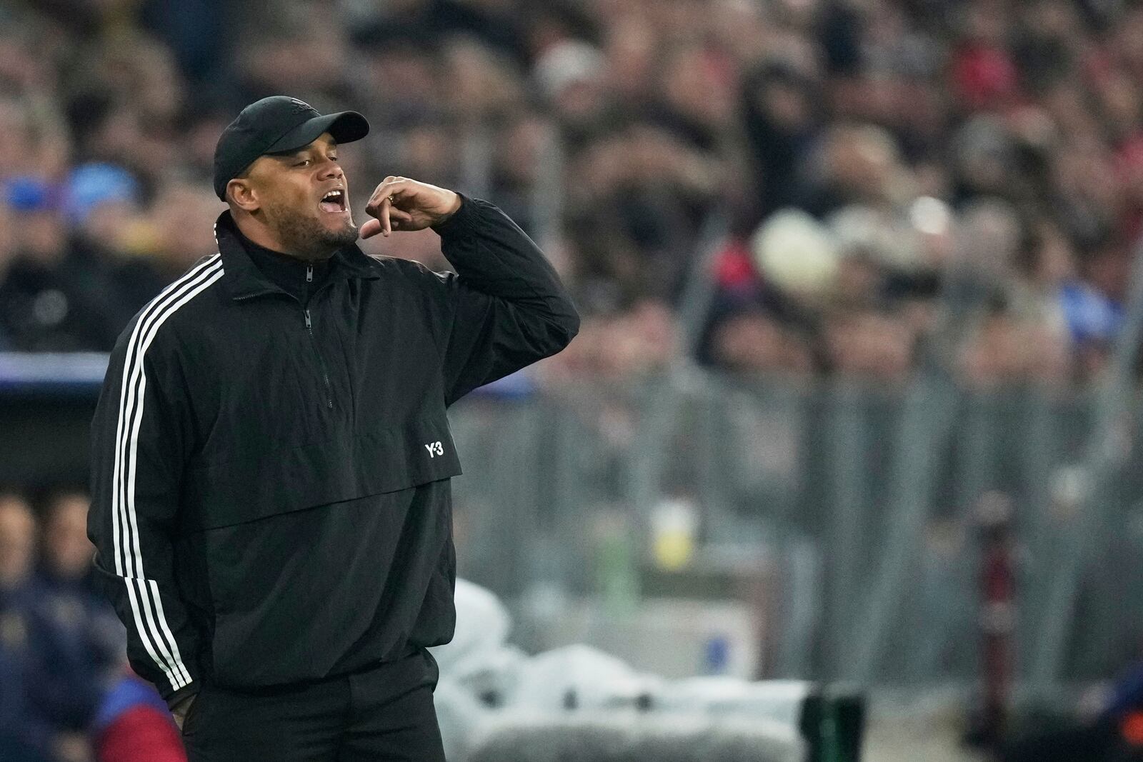 Bayern's head coach Vincent Kompany gives instructions to his players during the Champions League quarterfinals first leg soccer match between FC Bayern Munich and Inter Milan, at the Allianz Arena in Munich, Germany, Tuesday, April 8, 2025. (AP Photo/Matthias Schrader)