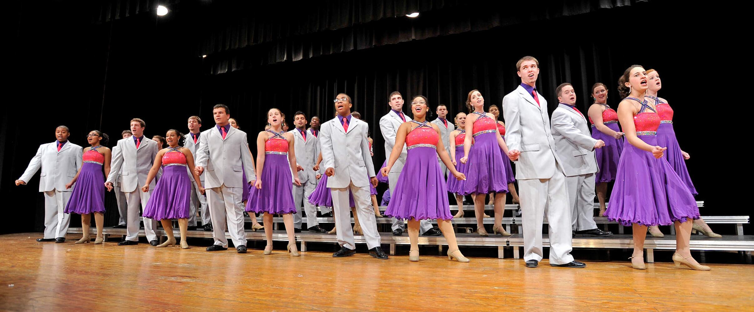 Cubs' Kyle Schwarber hits the stage with Middletown HS Show Choir