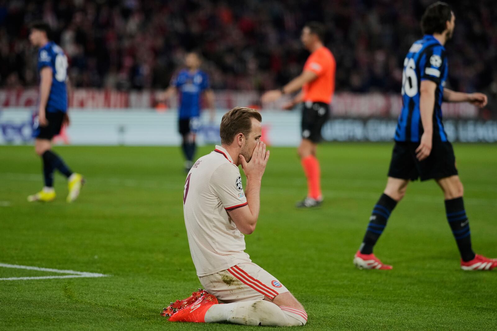 Bayern's Harry Kane reacts after missing a chance to score during the Champions League quarterfinals first leg soccer match between FC Bayern Munich and Inter Milan, at the Allianz Arena in Munich, Germany, Tuesday, April 8, 2025. (AP Photo/Matthias Schrader)