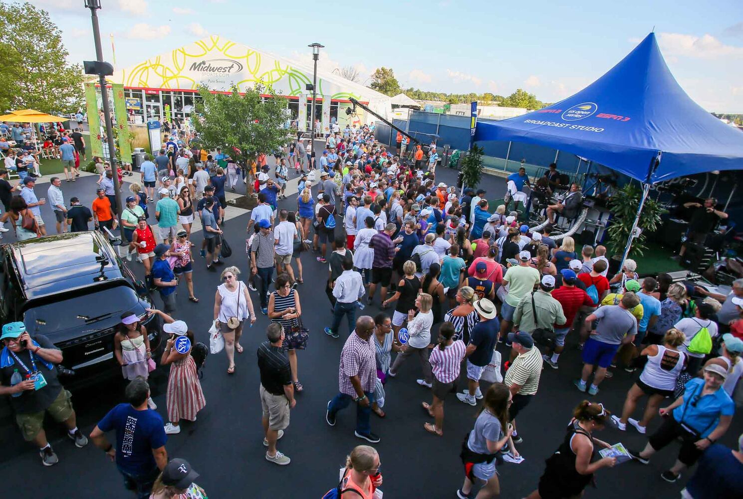 PHOTOS Roger Federer continues winning ways in Cincy