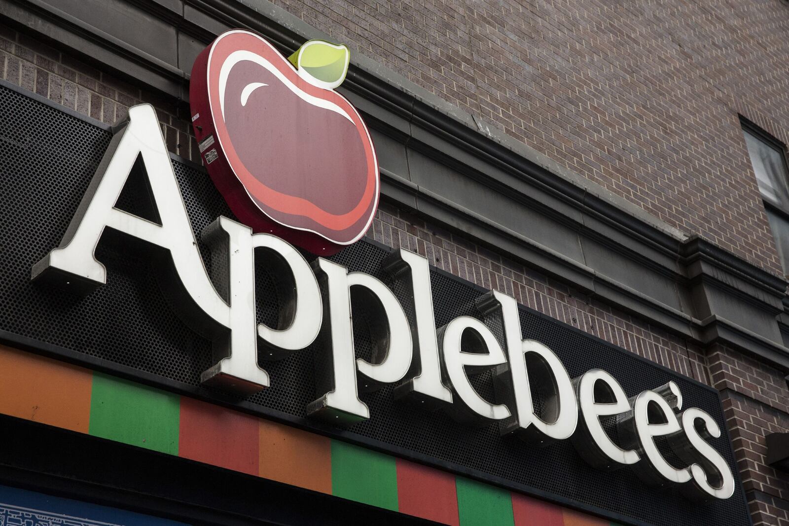 There are plans to shutter up to 160 Applebee's and IHOP locations, according to parent DineEquity.