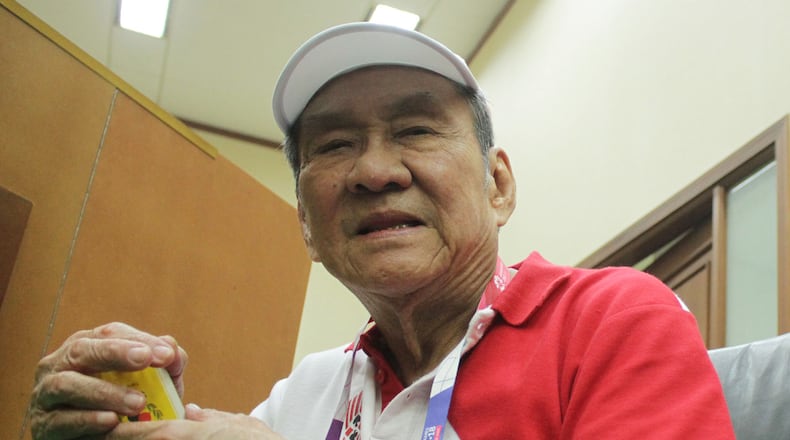 Indonesian billionaire and philanthropist Michael Hartono holds cards as he plays bridge in Jakarta, Indonesia on Saturday, August. 11, 2018. (AP Photo)