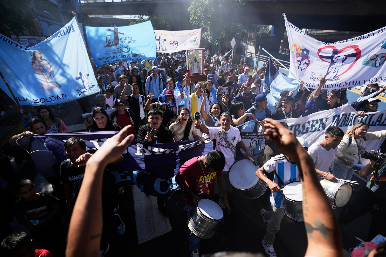Mourners pay tribute to the late Pope Francis as they caravan through emblematic places of his life in Buenos Aires, Argentina, Saturday, April 26, 2025, on the day of his funeral in Rome. (AP Photo/Natacha Pisarenko)