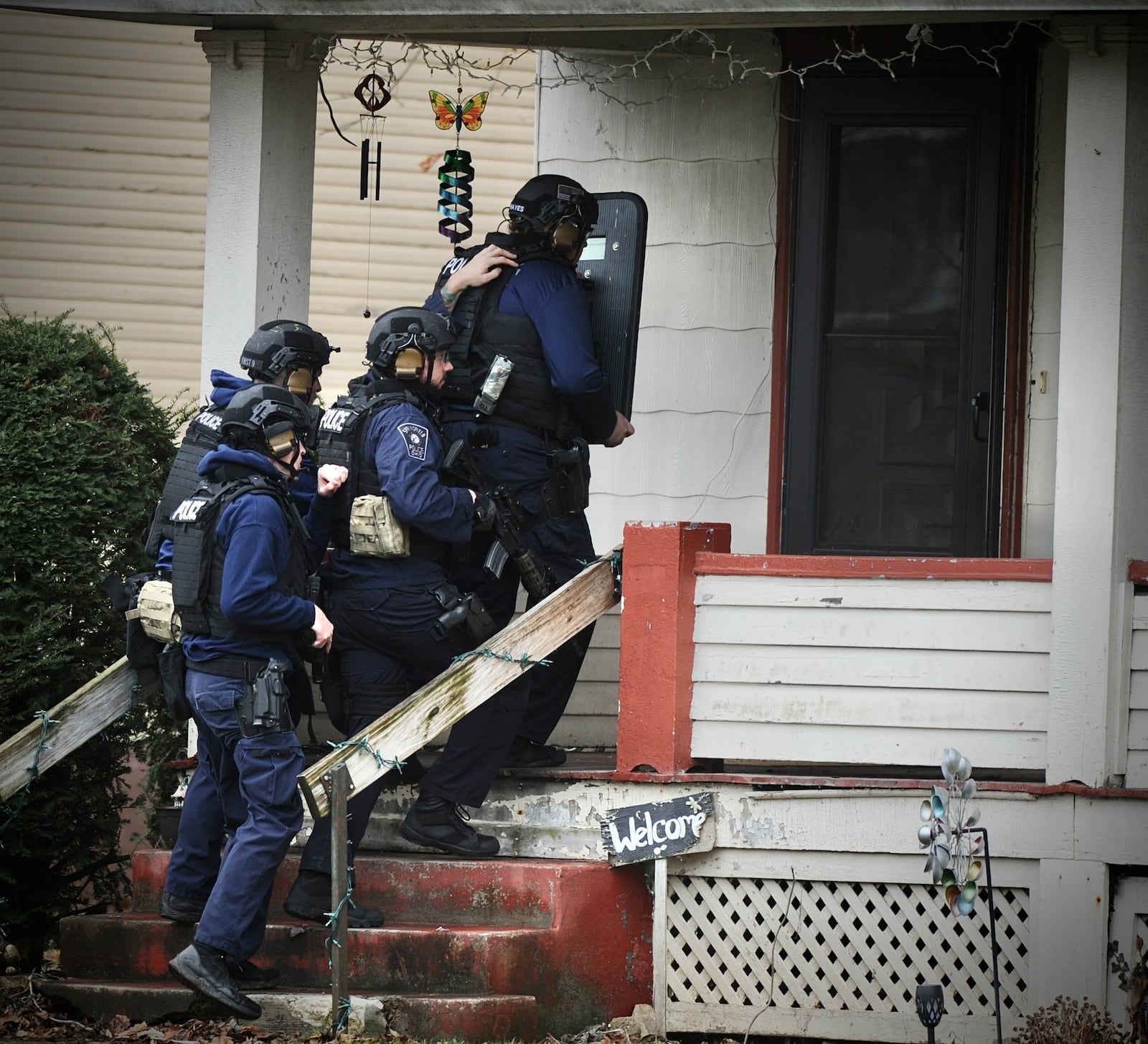 Members of the Springfield Special Response Team enter a house on Oakwood Street in Springfield, but did not find a shooting suspect Monday Jan. 2, 2023. MARSHALL GORBY\STAFF