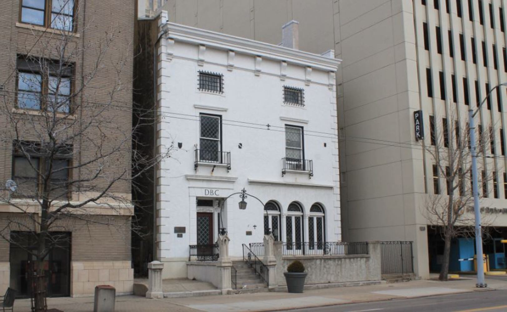Men-only club in Dayton weighs allowing women