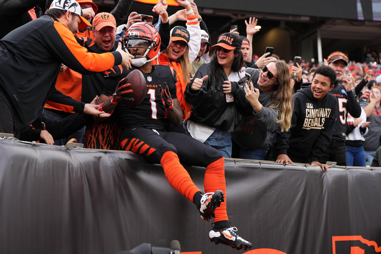 Cincinnati Bengals wide receiver Ja'Marr Chase celebrates with fans after scoring a touchdown during the first half of an NFL football game against the Arizona Cardinals, Sunday, Dec. 28, 2025, in Cincinnati. (AP Photo/Jeff Dean)