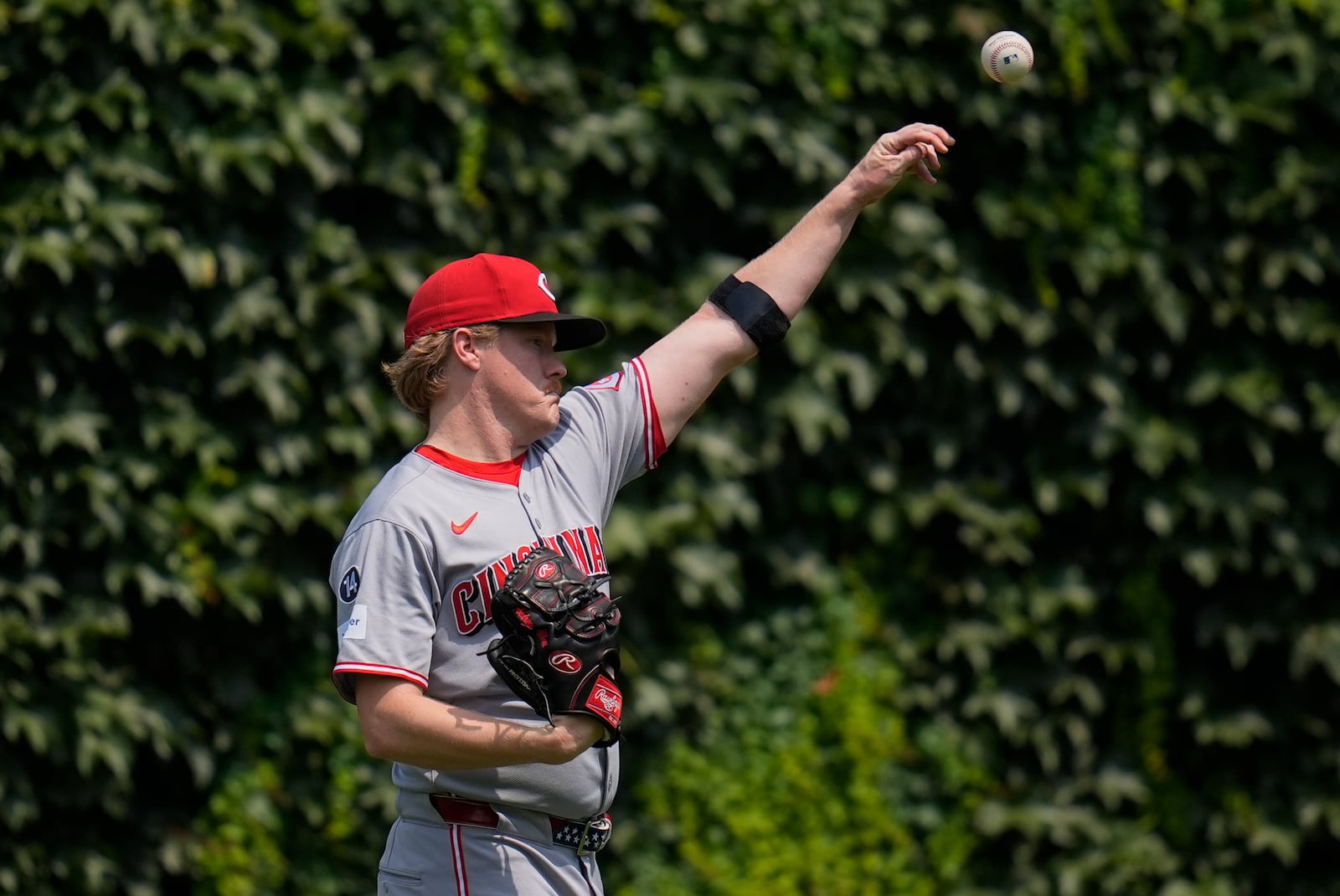 Cincinnati Reds starting pitcher Andrew Abbott (41) warms up before a baseball game against the Chicago Cubs, Wednesday, Aug. 6, 2025, in Chicago. (AP Photo/Erin Hooley)