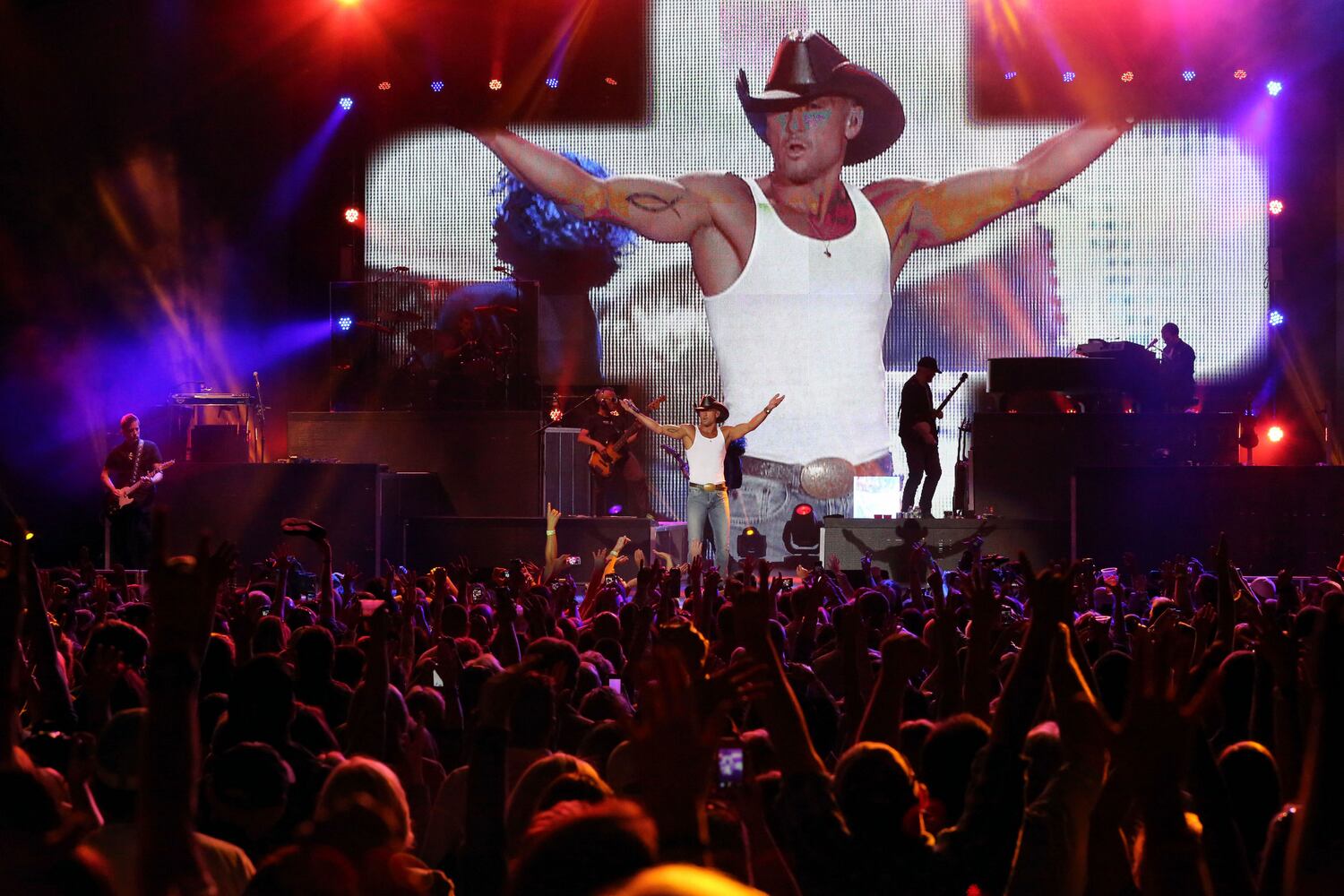 Country music stars play Aaron's Amphitheatre at Lakewood