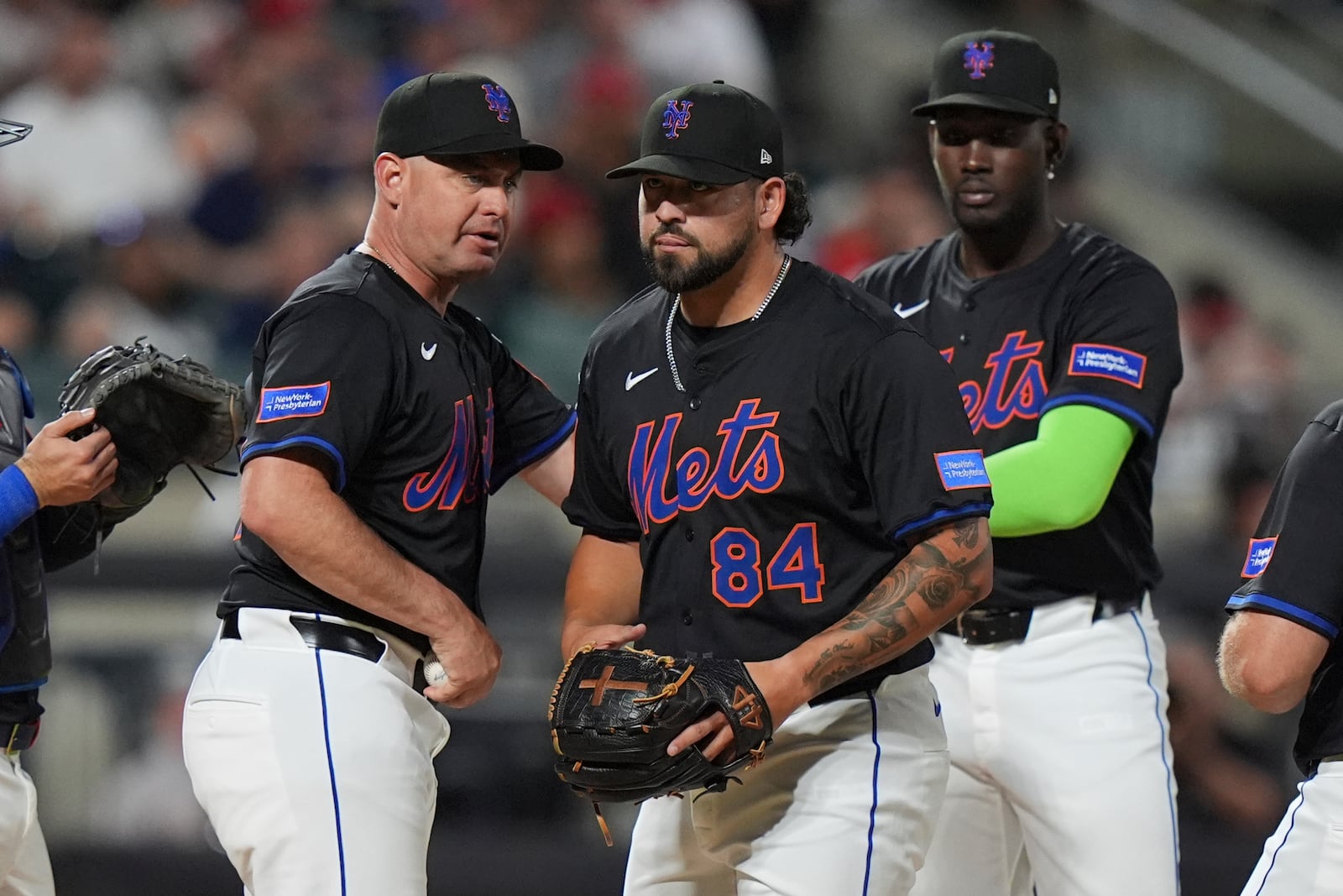 New York Mets manager Carlos Mendoza, left, takes New York Mets pitcher Alex Carrillo, center, out of the game during the sixth inning of a baseball game against the Cincinnati Reds Friday, July 18, 2025, in New York. (AP Photo/Frank Franklin II)