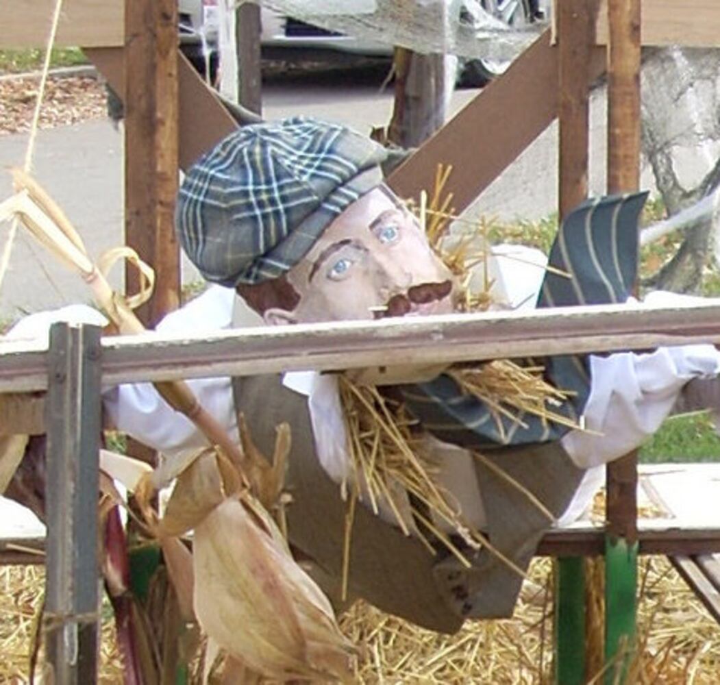 Halloween: Scarecrow Row