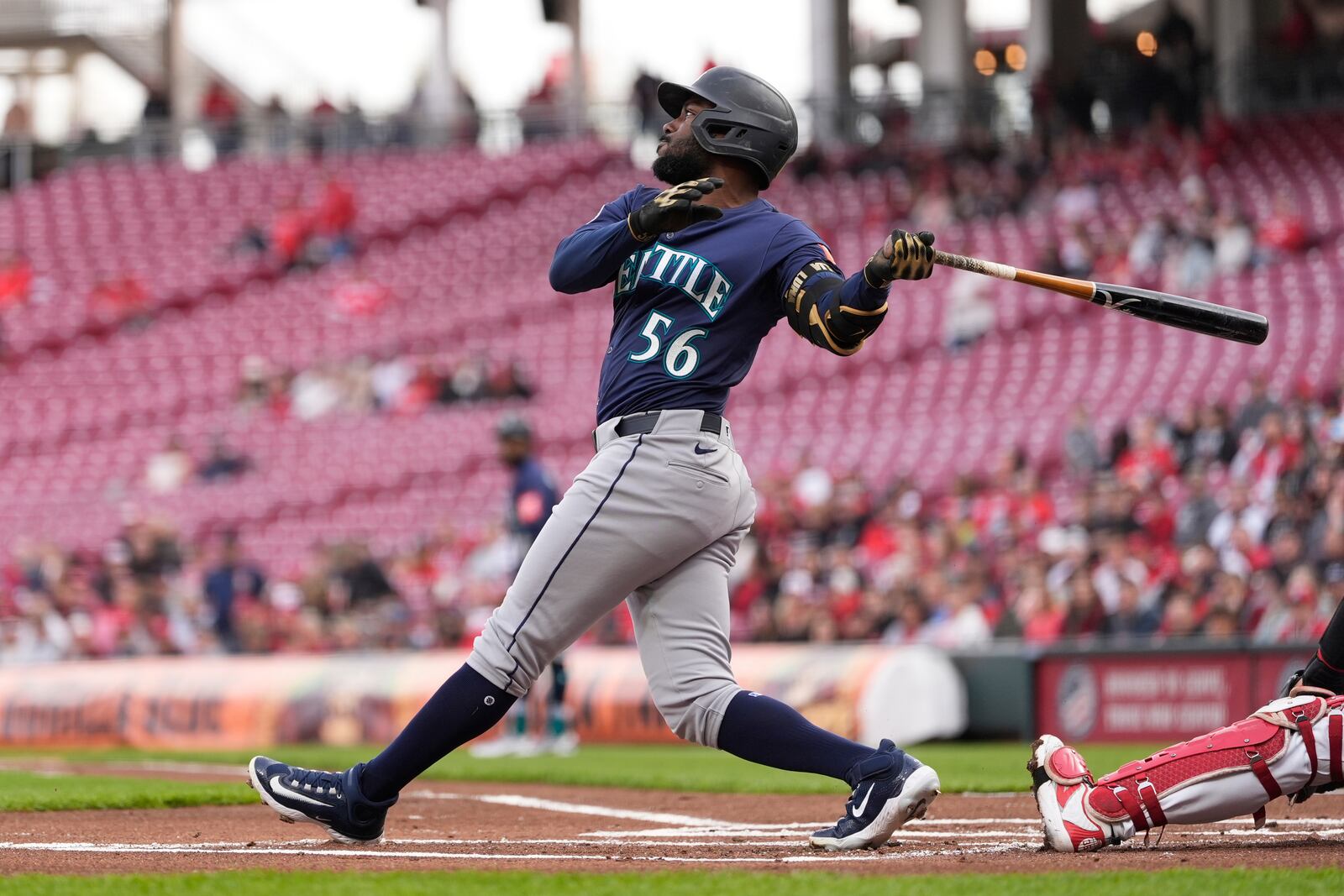 Seattle Mariners' Randy Arozarena watches his double to score Julio Rodríguez in the first inning of a baseball game against the Cincinnati Reds, Wednesday, April 16, 2025, in Cincinnati. (AP Photo/Carolyn Kaster)
