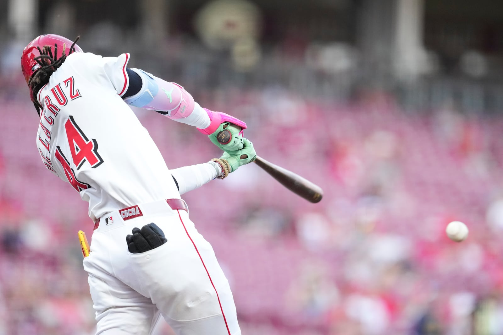 Cincinnati Reds' Elly De La Cruz hits an RBI single during the first inning of a baseball game against the Milwaukee Brewers, Monday, June 2, 2025, in Cincinnati. (AP Photo/Jeff Dean)