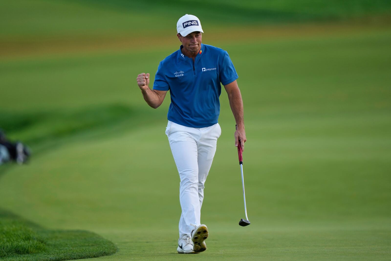 Viktor Hovland, of Norway, pumps his fist after making a putt on the 15th hole during the third round of the U.S. Open golf tournament at Oakmont Country Club Saturday, June 14, 2025, in Oakmont, Pa. (AP Photo/Charlie Riedel)