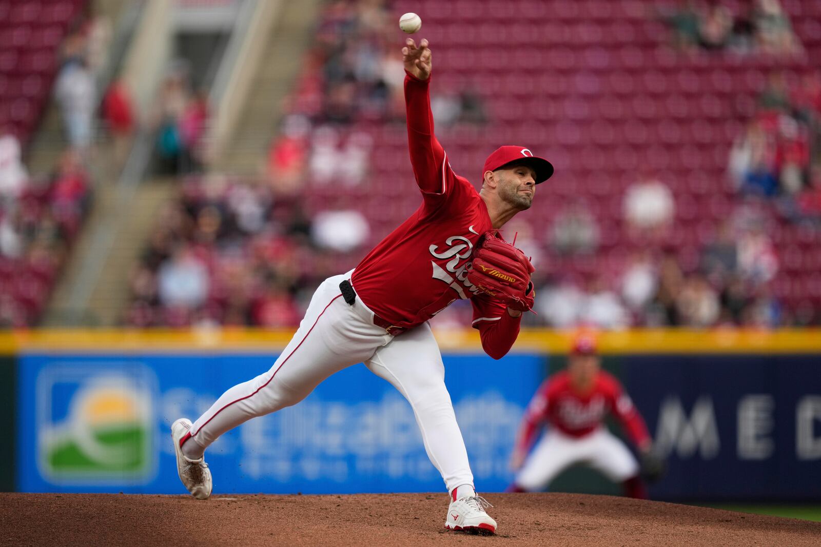 Cincinnati Reds pitcher Nick Martinez throws in the first inning of a baseball game against the Seattle Mariners, Wednesday, April 16, 2025, in Cincinnati. (AP Photo/Carolyn Kaster)
