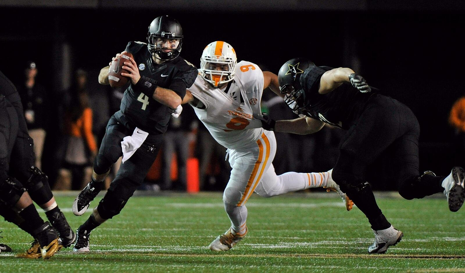 NASHVILLE, TN - NOVEMBER 29: Quarterback Patton Robinette #4 of the Vanderbilt Commoroders is pressured by Derek Barnett #9 of the Tennessee Volunteers during the second half of a game at Vanderbilt Stadium on November 29, 2014 in Nashville, Tennessee. (Photo by Frederick Breedon/Getty Images)