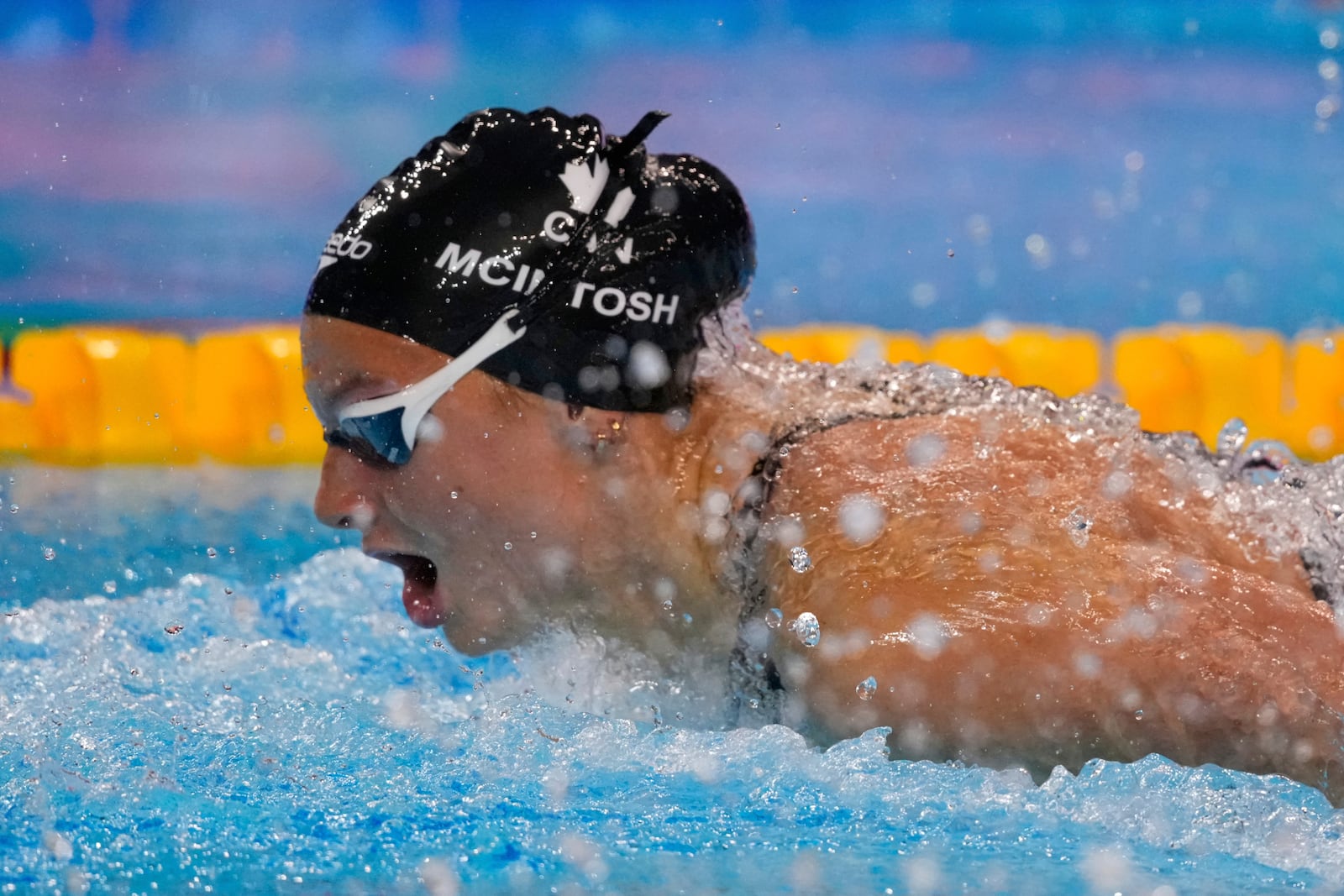 Summer McIntosh of Canada competes in the women's 200-meter individual medley final at the World Aquatics Championships in Singapore, Monday, July 28, 2025. (AP Photo/Vincent Thian)