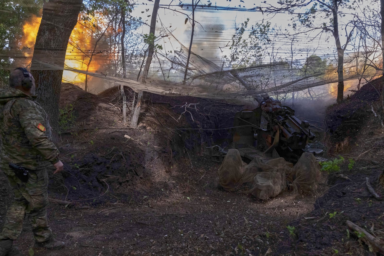 Ukrainian servicemen of the 127th Territorial Defence Brigade fire KS-19 100mm gun towards Russian positions near Kharkiv, Ukraine, Friday, May 16, 2025. (AP Photo/Yevhen Titov)