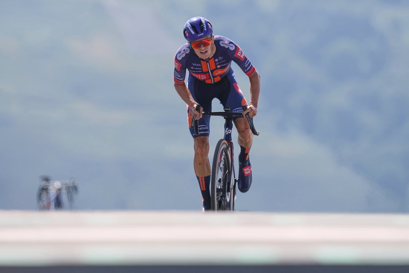 Britain's Oscar Onley climbs during the thirteenth stage of the Tour de France cycling race, an individual time-trial over 10.5 kilometers (6.5 miles) in the Pyrenees mountains with start in Loudenvielle and finish in Peyragudes, France, Friday, July 18, 2025. (AP Photo/Thibault Camus)