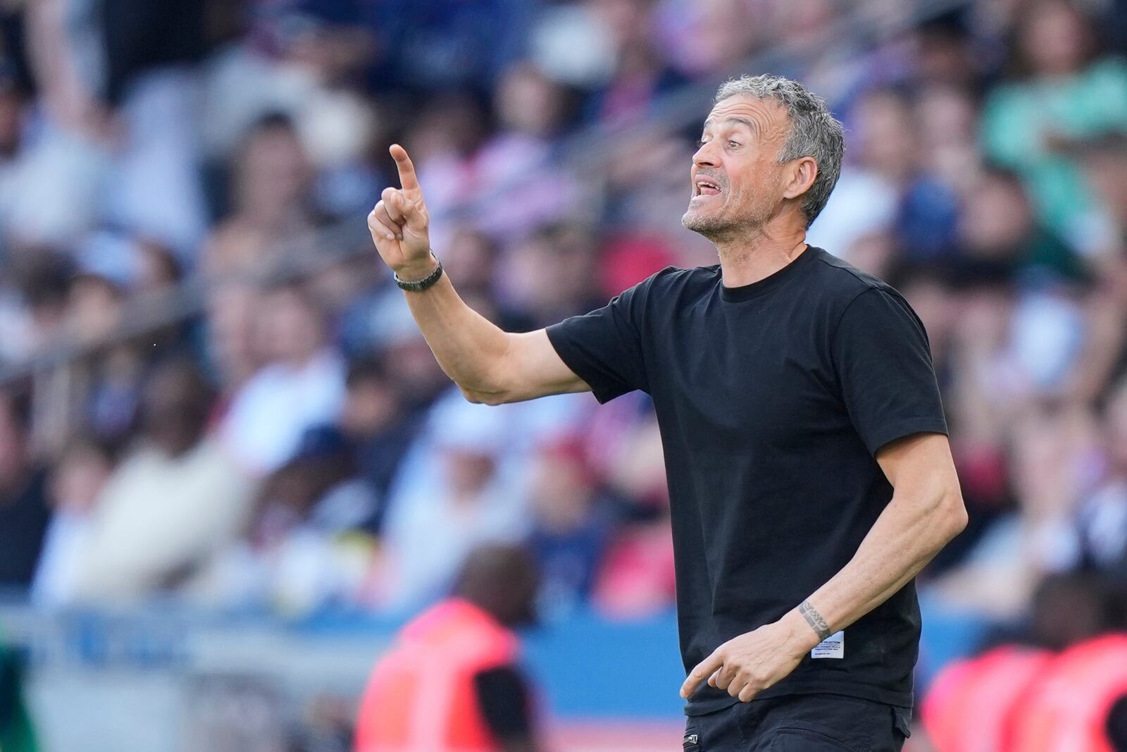 PSG's head coach Luis Enrique gives instructions from the side line during the French League One soccer match between Paris Saint-Germain and Angers at Parc des Princes stadium in Paris, Saturday, April 5, 2025. (AP Photo/Michel Euler)