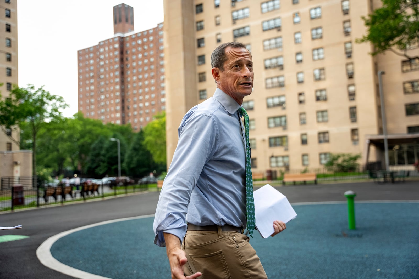 Anthony Weiner campaigns at a building in the Lower East Side, Thursday, May 29, 2025, in New York, by knocking on doors and talking to residents about his bid for New York City Council (AP Photo/Angelina Katsanis)