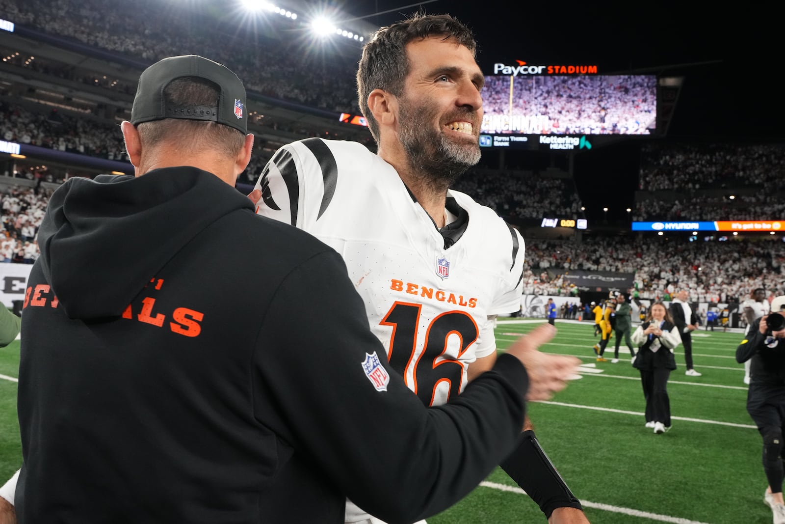 Cincinnati Bengals quarterback Joe Flacco, right, celebrates with head coach Zac Taylor after an NFL football game against the Pittsburgh Steelers in Cincinnati Thursday, Oct. 16, 2025. (AP Photo/Jeff Dean)