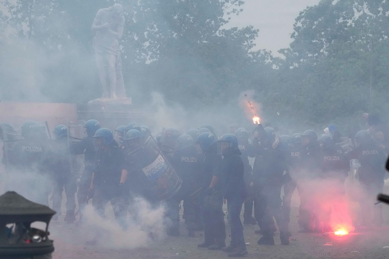 Lazio fans clash with Italian Policemen in riot gear outside the olympic stadium prior to the start of the Italian Serie A soccer match between Lazio and Roma in Rome, Sunday, April 13, 2025. (AP Photo/Gregorio Borgia)