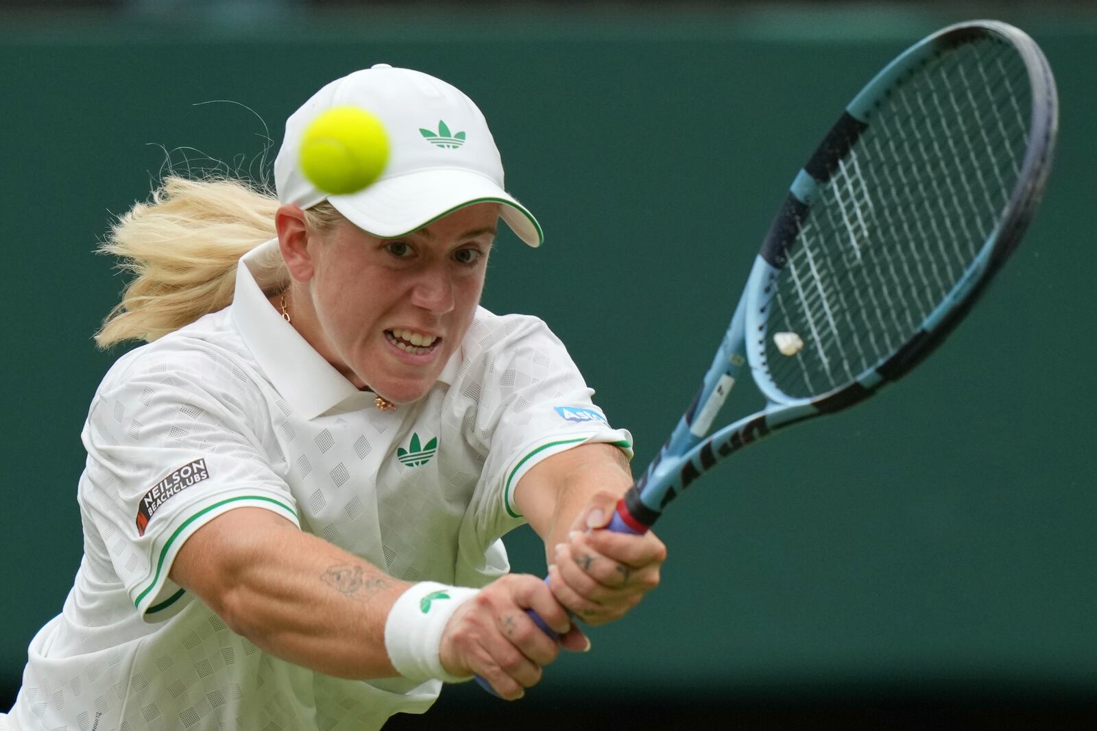 Sonay Kartal of Britain returns to Russia's Anastasia Pavlyuchenkova during a fourth round women's singles match at the Wimbledon Tennis Championships in London, Sunday, July 6, 2025. (AP Photo/Alastair Grant)