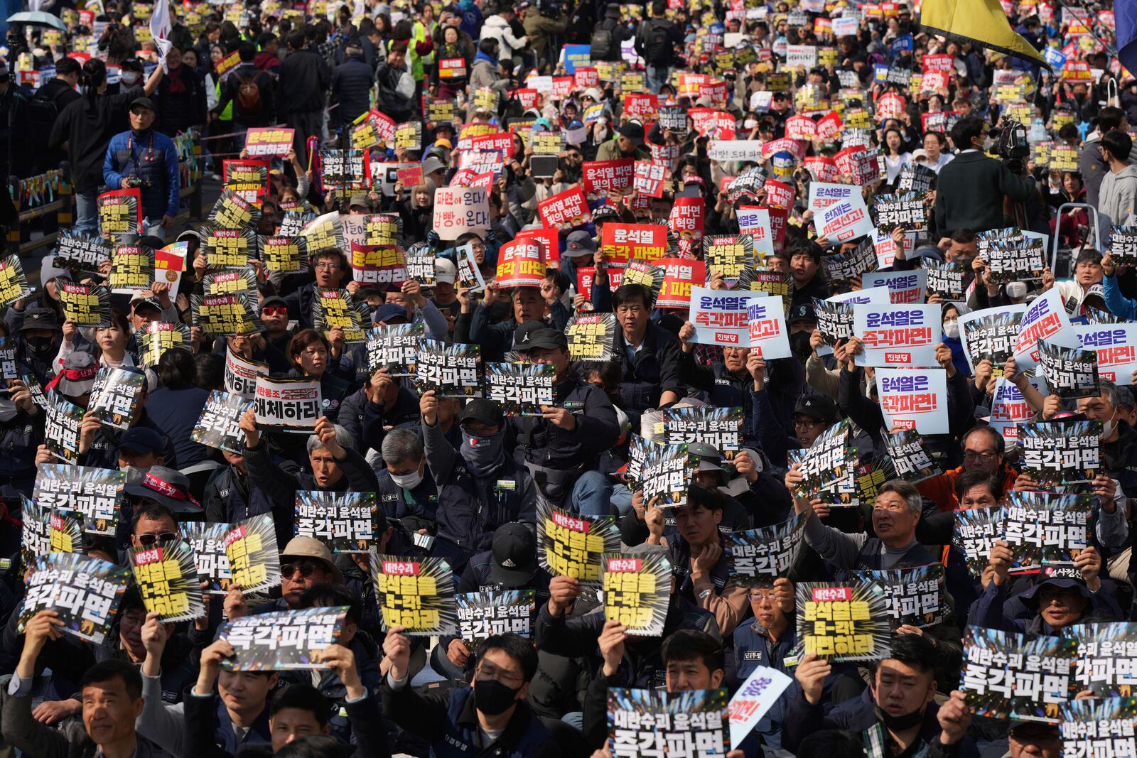 People shout slogans during a rally calling for impeached South Korean President Yoon Suk Yeol to step down near the Constitutional Court in Seoul, South Korea, Friday, April 4, 2025. (AP Photo/Lee Jin-man)