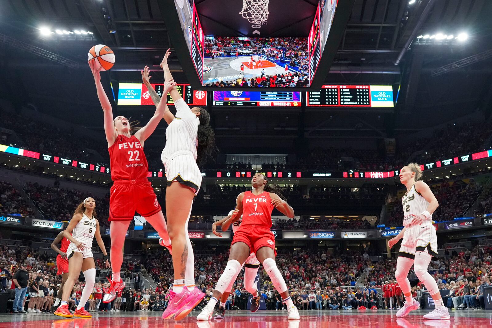 Indiana Fever guard Caitlin Clark (22) shoots around Chicago Sky center Kamilla Cardoso (10) during the first half of an WNBA basketball game in Indianapolis, Saturday, May 17, 2025. (AP Photo/AJ Mast)
