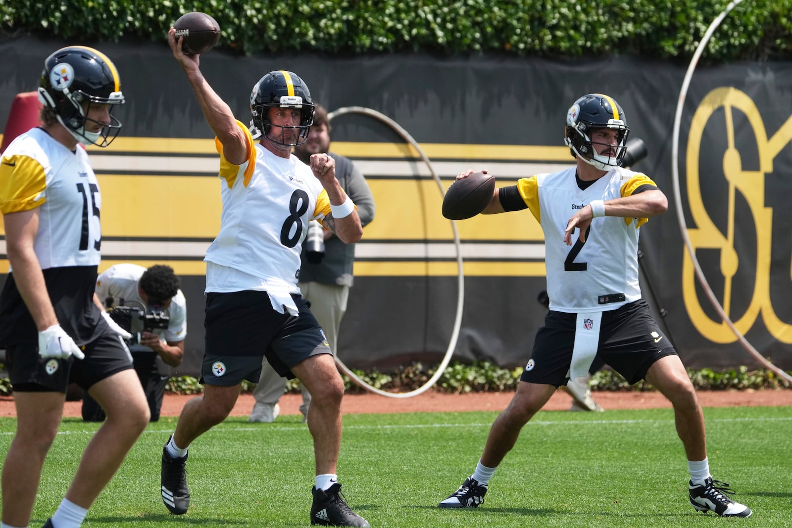 Pittsburgh Steelers quarterbacks Aaron Rodgers (8) and Mason Rudolph (2) throw during practice at NFL football minicamp, Tuesday, June 10, 2025, in Pittsburgh. (AP Photo/Gene J. Puskar)