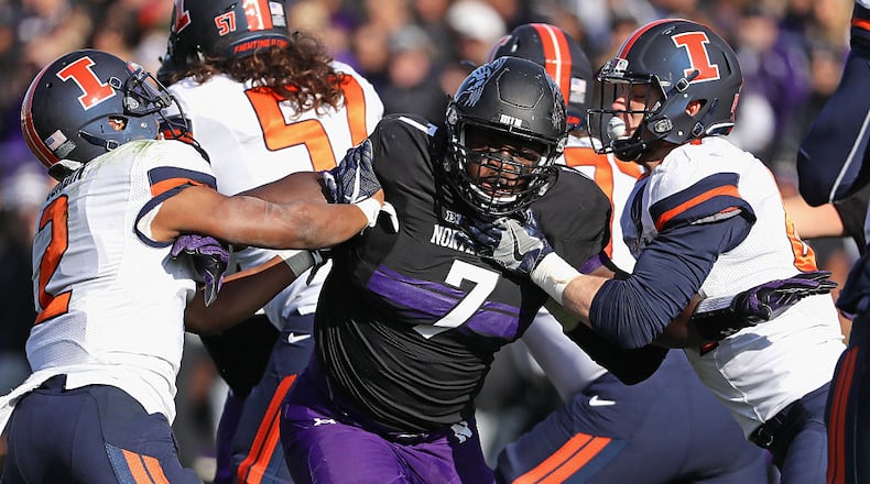 EVANSTON, IL - NOVEMBER 26: Ifeadi Odenigbo #7 of the Northwestern Wildcats rushes against Reggie Corbin #2 (L) and Andrew Davis #89 of the Illinois Fighting Illini at Ryan Field on November 26, 2016 in Evanston, Illinois. (Photo by Jonathan Daniel/Getty Images)