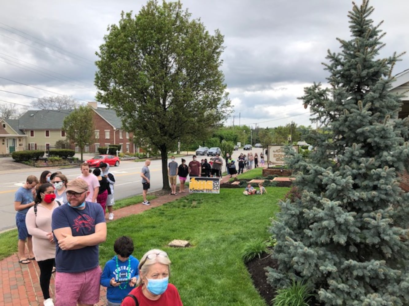 PHOTOS: Bill’s Donut Shop reopens, and here’s how people reacted