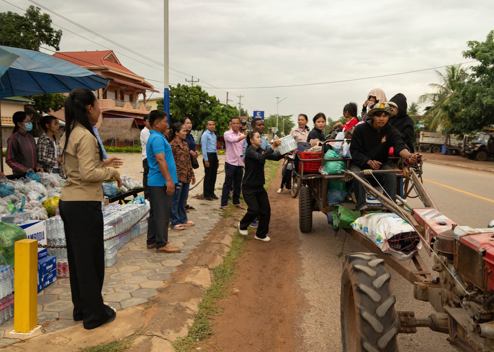 A tractor of refugees recieve donated supplies from the Srel Snam District Office as they flee the ongoing border conflict between Thailand and Cambodia in Oddar Meanchey Province, Cambodia on Saturday, July 26, 2025. (AP Photo/Anton L. Delgado)