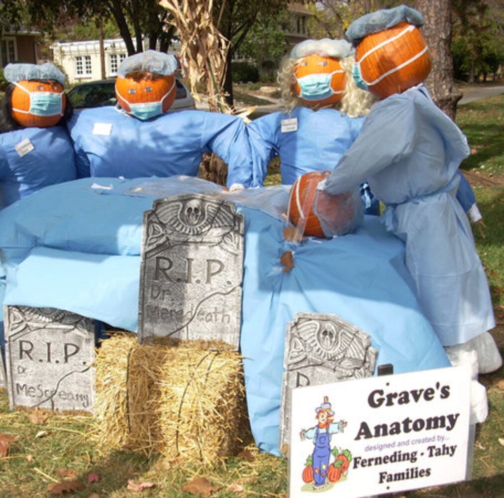 Halloween: Scarecrow Row