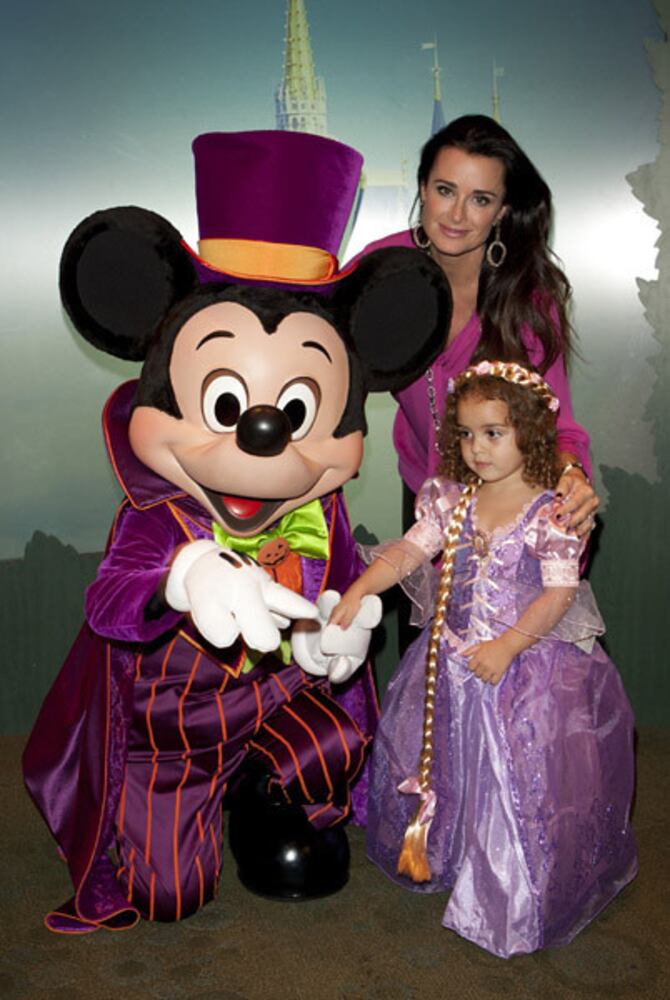 Hollywood Celebs Shop Disney Store For Halloween