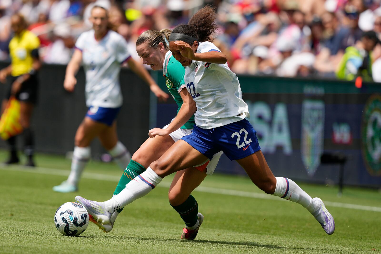 Ireland forward Saoirse Noonan, left, and United States forward Yazmeen Ryan (22) battle for the ball during the first half of an international friendly women's soccer match in Cincinnati, Sunday, June 29, 2025. (AP Photo/Carolyn Kaster)