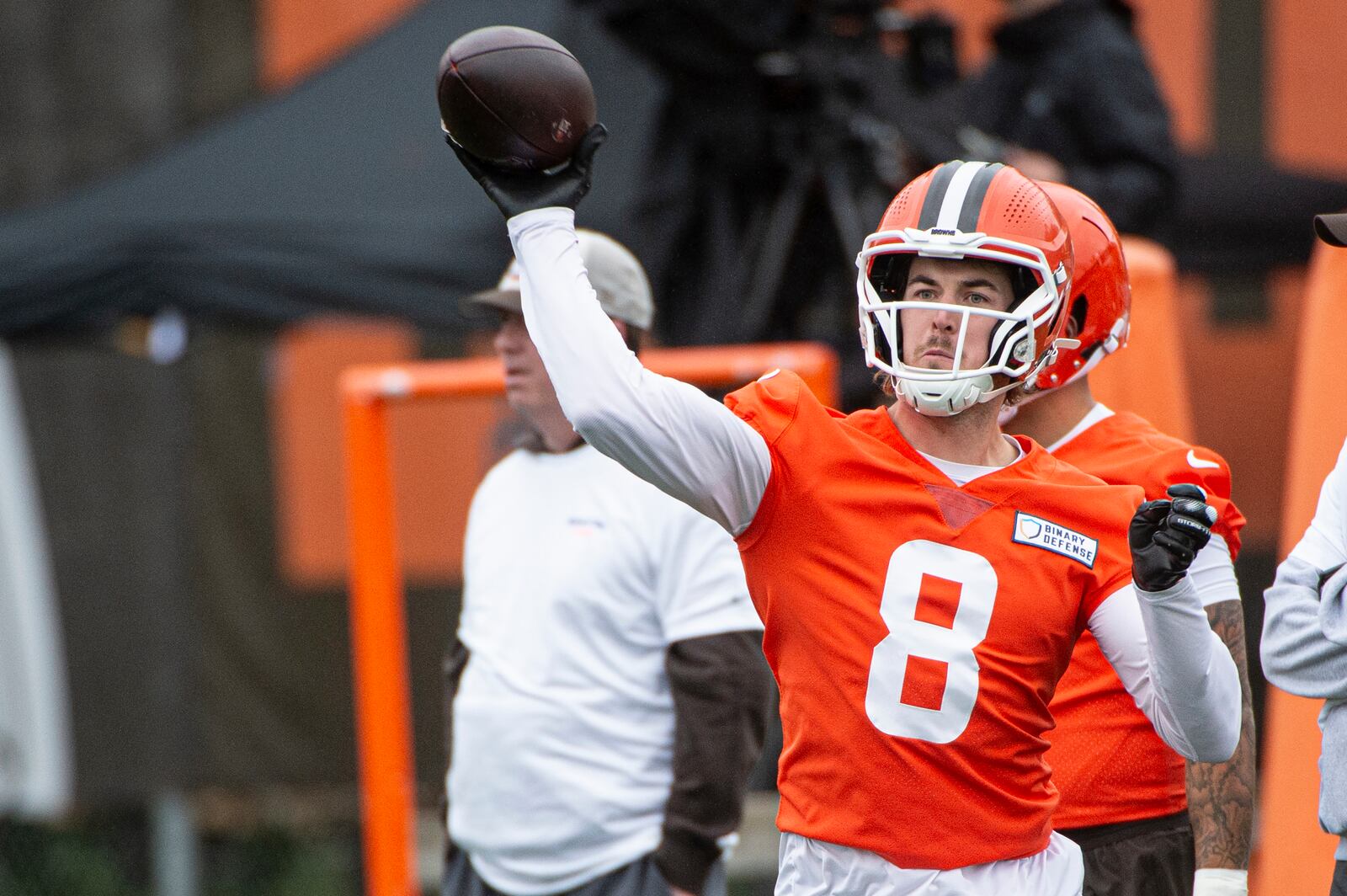 Cleveland Browns quarterback Kenny Pickett (8) throws during an NFL football practice, Wednesday, May 28, 2025, in Berea, Ohio. (AP Photo/Phil Long)