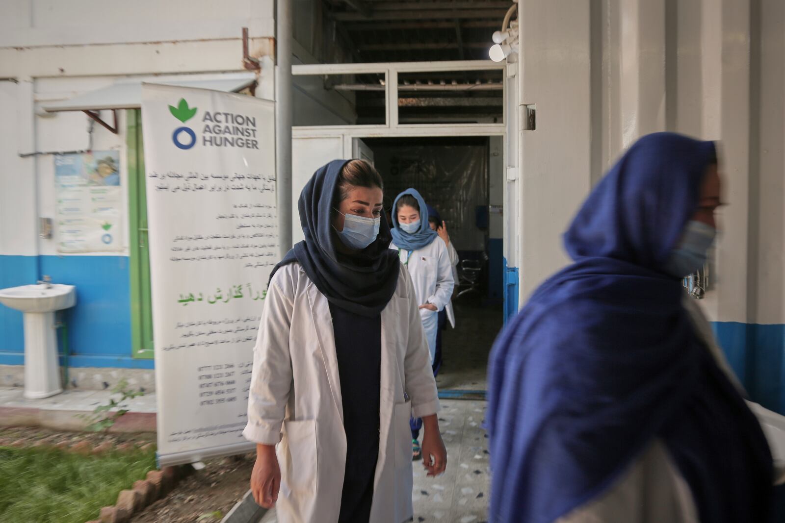 Doctors and nurses leave Action Against Hunger's therapeutic feeding unit in Kabul, Afghanistan, Tuesday April 15, 2025. (AP Foto/Siddiqullah Alizai)