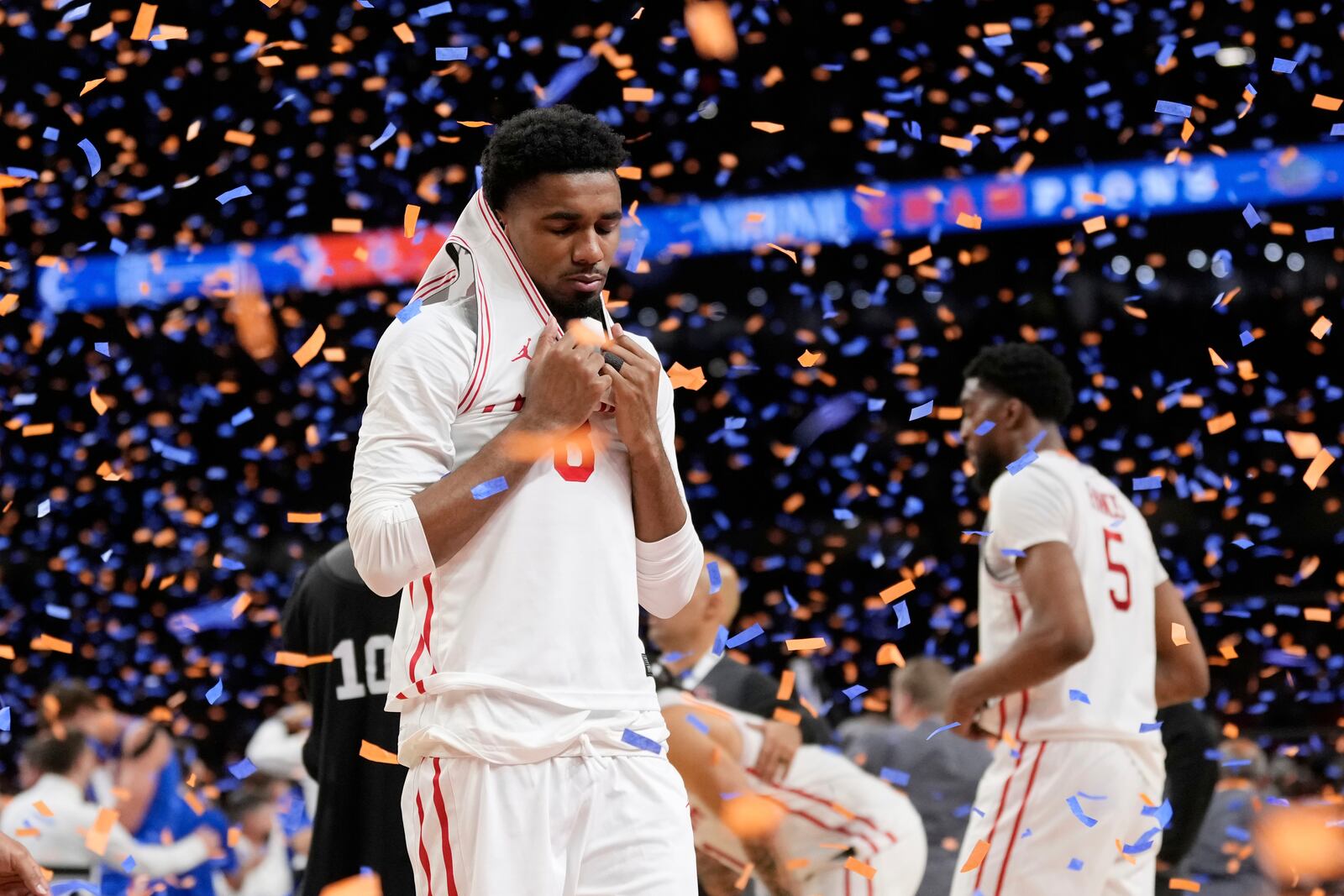 Houston's Mylik Wilson (8) leaves the court after Florida beat Houston in the national championship at the Final Four of the NCAA college basketball tournament, Monday, April 7, 2025, in San Antonio. (AP Photo/Eric Gay)
