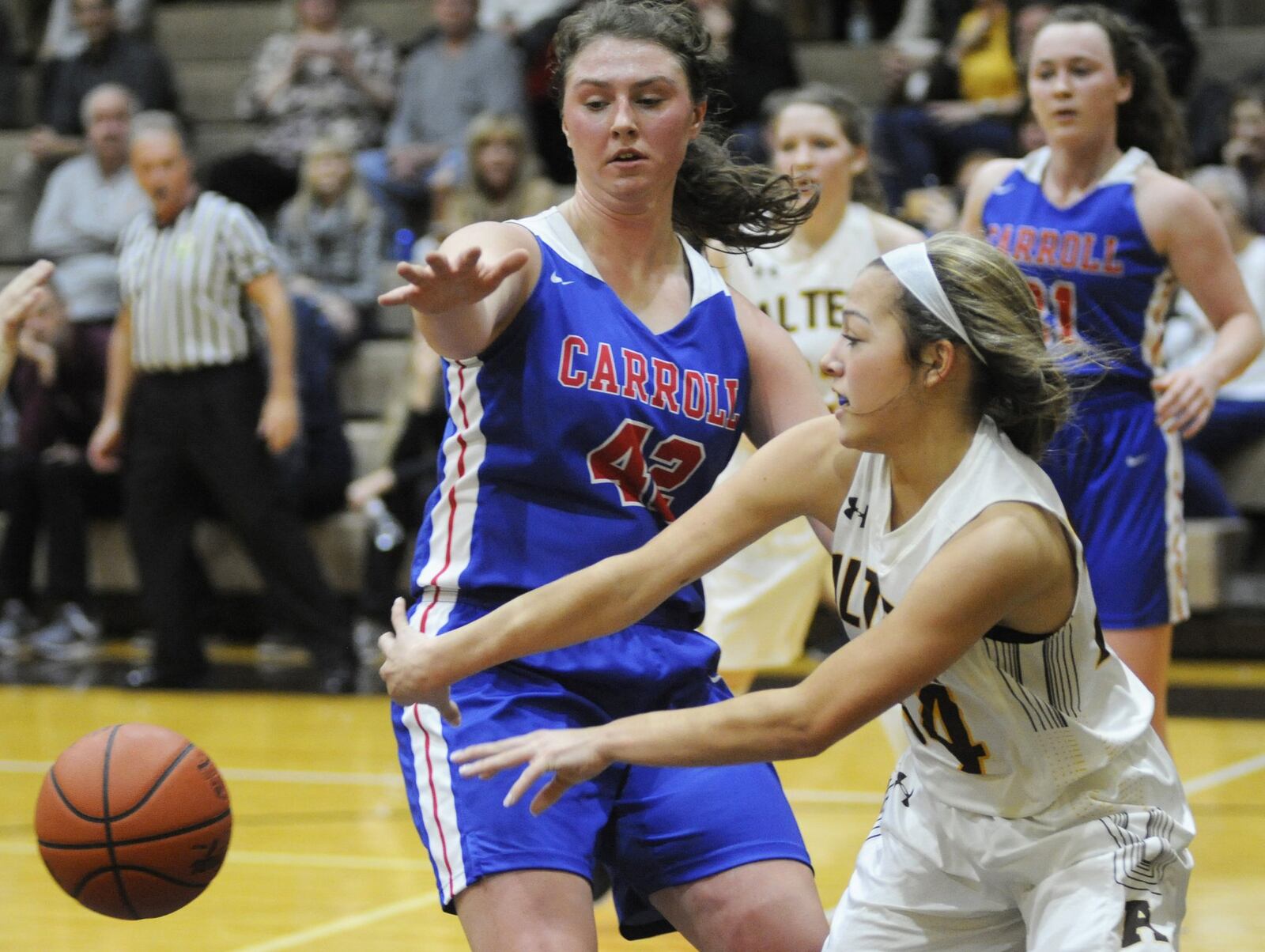 Carroll’s Julia Keller (left) cuts off Emma Hansley of Alter. Carroll defeated host Alter 43-32 in a girls high school basketball game on Wednesday, Jan. 9, 2019. MARC PENDLETON / STAFF